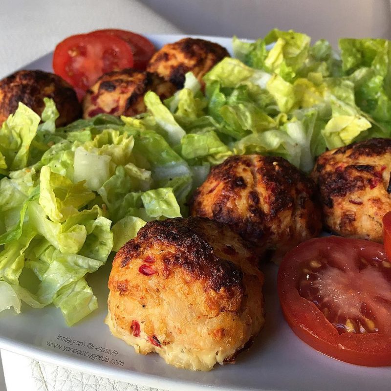 Albóndigas de merluza y pimientos asados