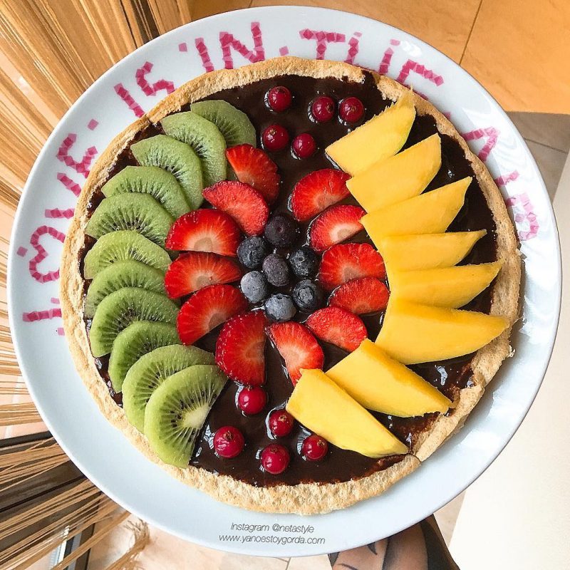 Maxitortita de avena con nutella y frutillas "fit"