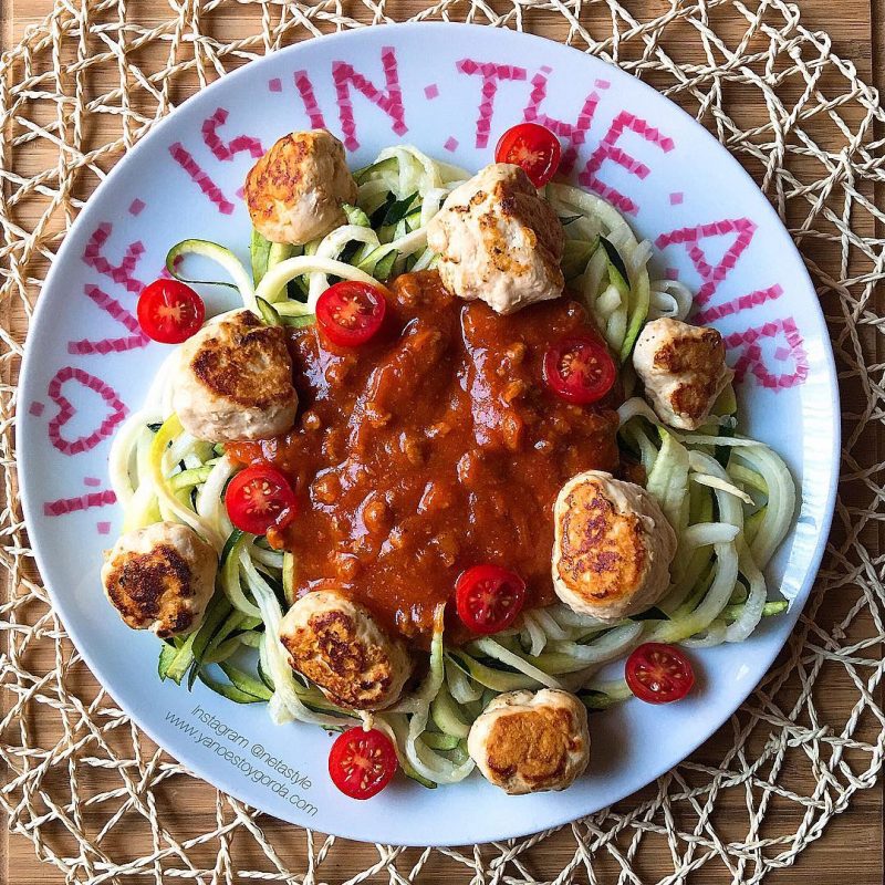 Falsos tallarines con albóndigas de pollo "fit"