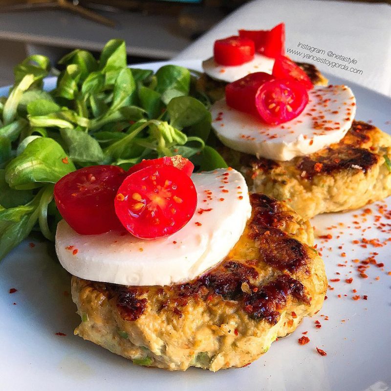 Hamburguesa de pollo y pimientos del padrón