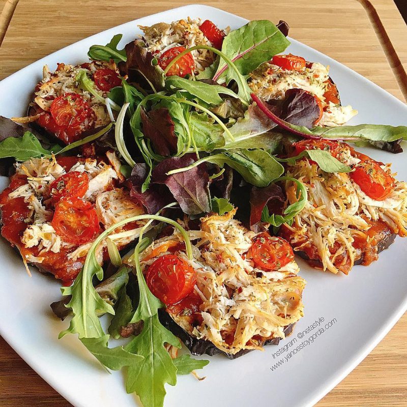 Berenjenas al horno con tomate y pollo desmechado
