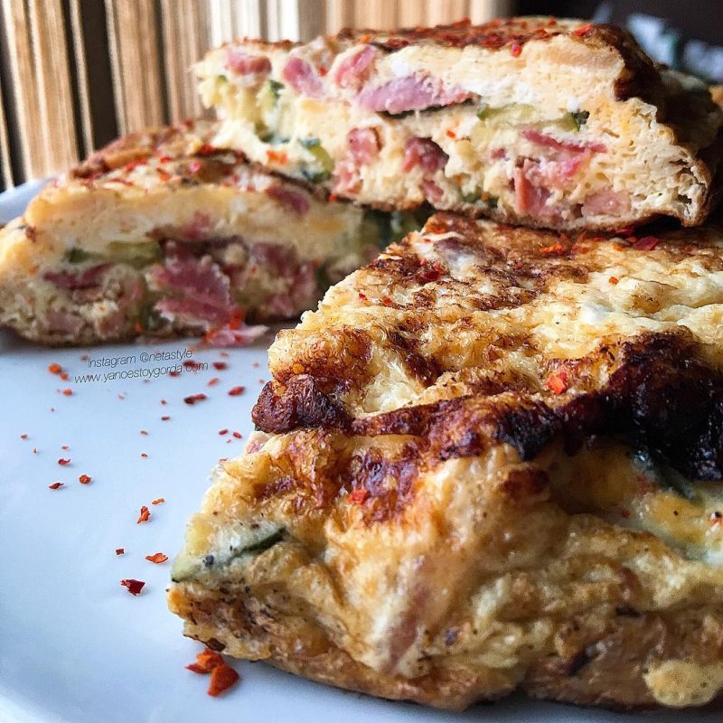 Tortilla de calabacín y jamón "fit"