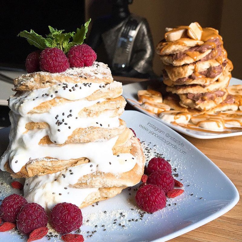 Torres de esponjosas tortitas de avena