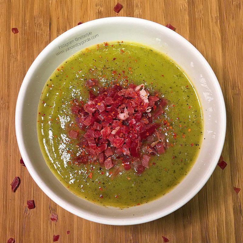 Puré de calabacín, cebolla y pollo con jamón