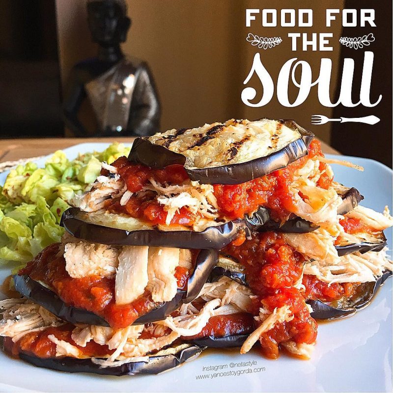 Torre de berenjenas, pollo y sofrito fitness