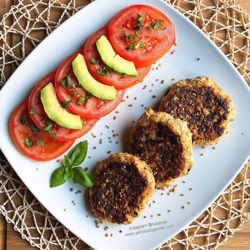 HAMBURGUESAS DE POLLO Y BRÓCOLI