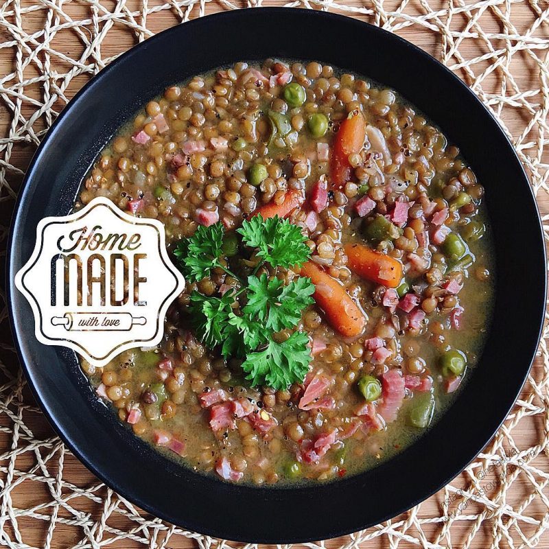 Lentejas con verduras y virutas de jamón