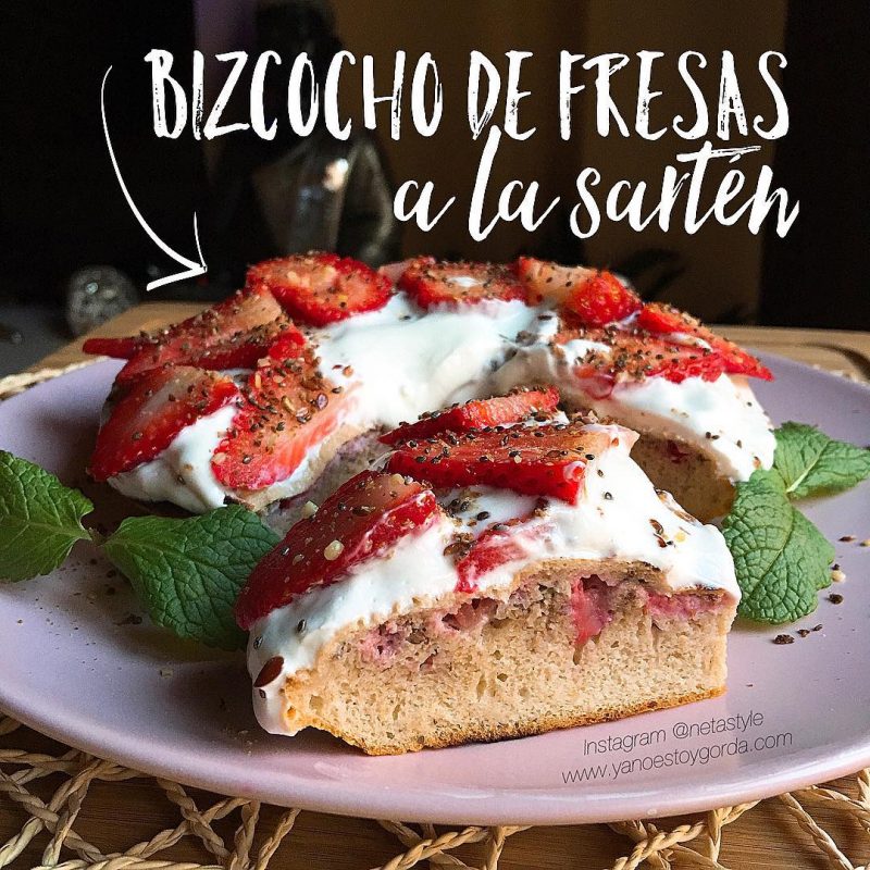 BIZCOCHO DE AVENA Y FRESAS A LA SARTÉN