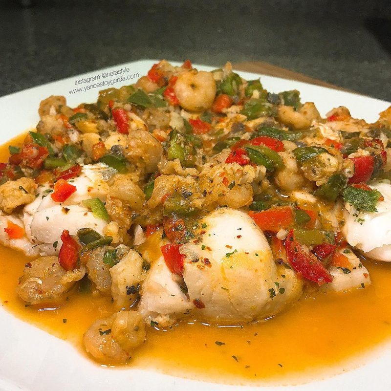 Filetes de merluza con gambas y guindillas