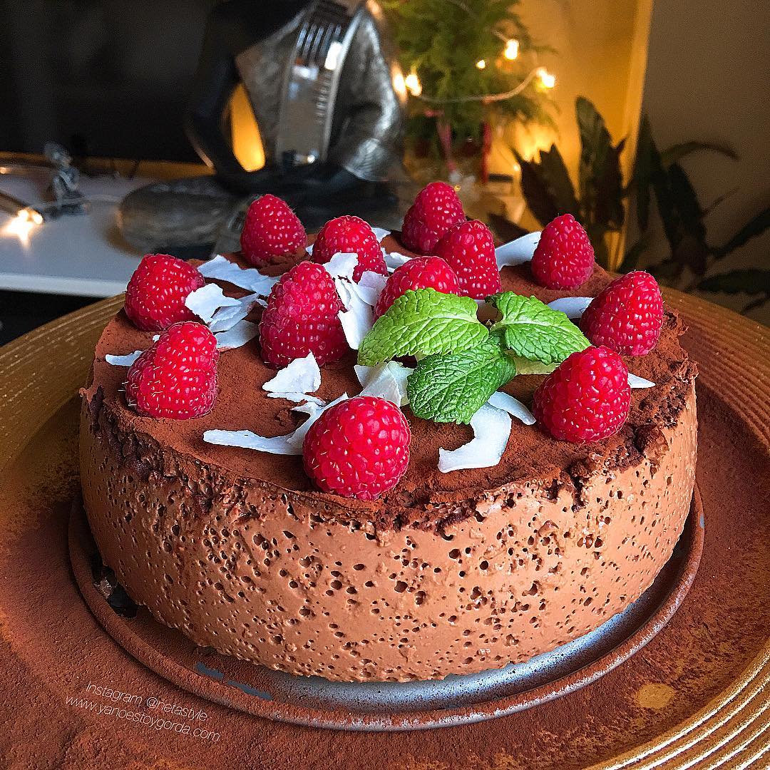 Cheesecake de cacao con frambuesas y cocoESS: Chessecake de cacao con frambuesas y coco