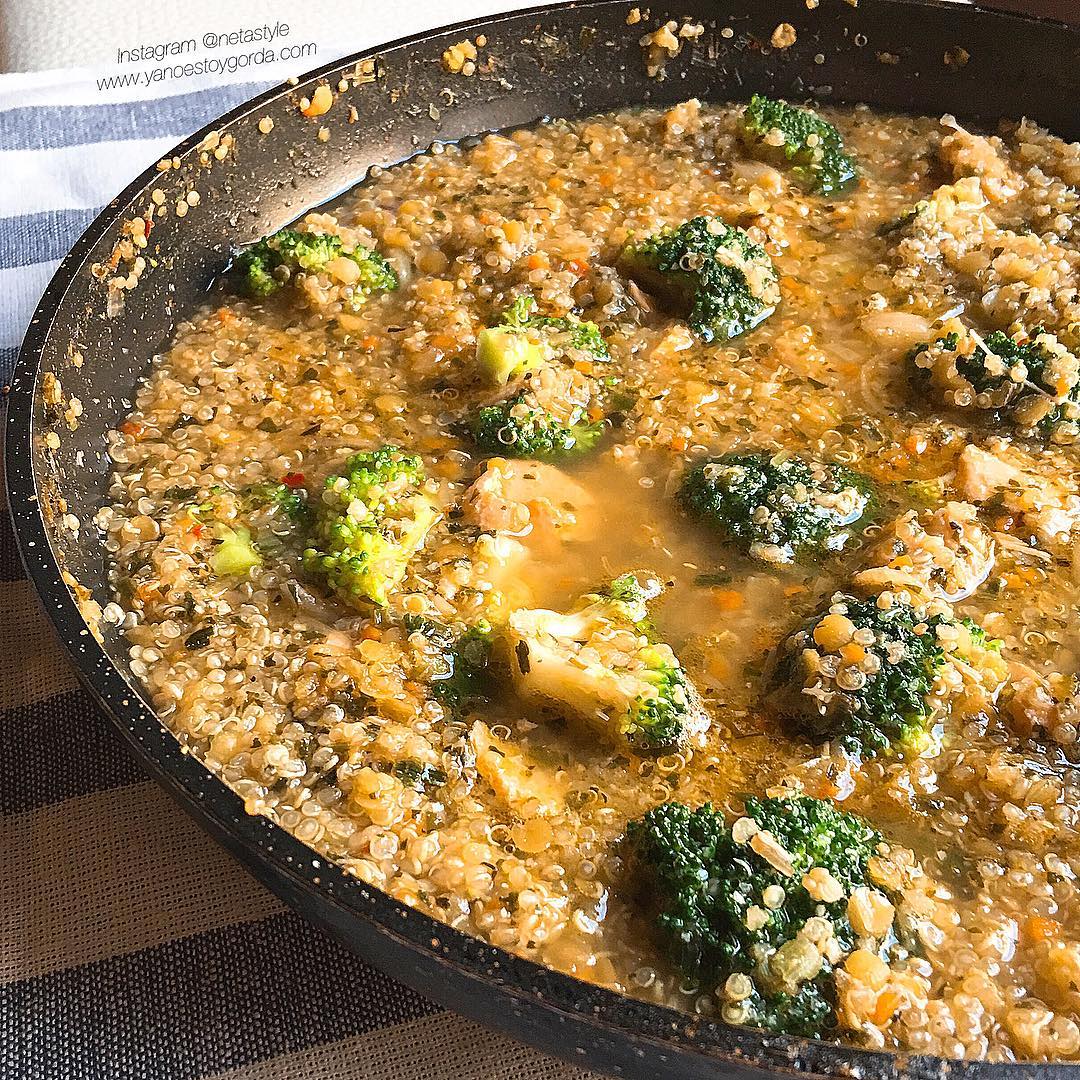caldoso de quinoa con salmón y brócoli
