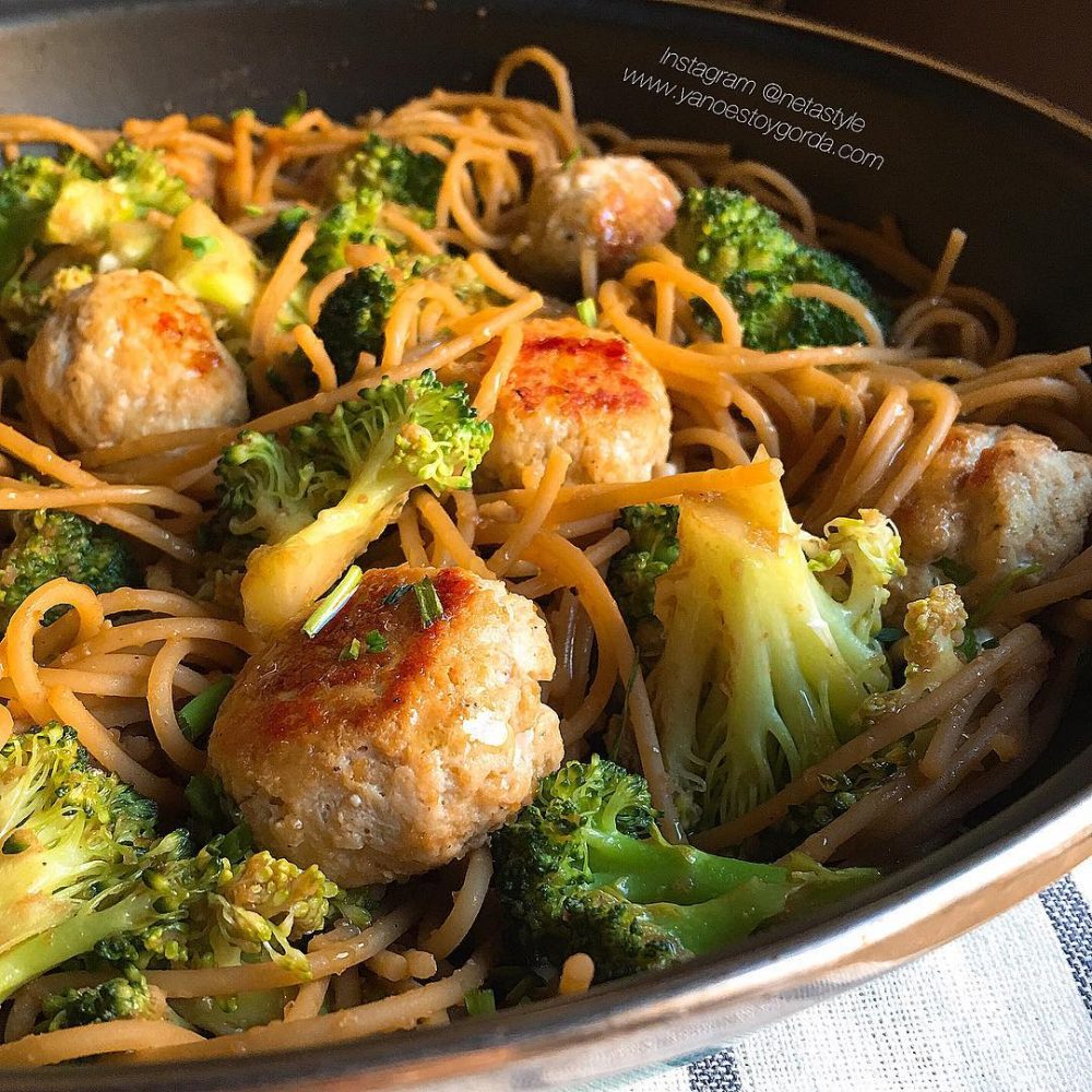 Espaguetis low carb con albóndigas de pollo sabor kebab