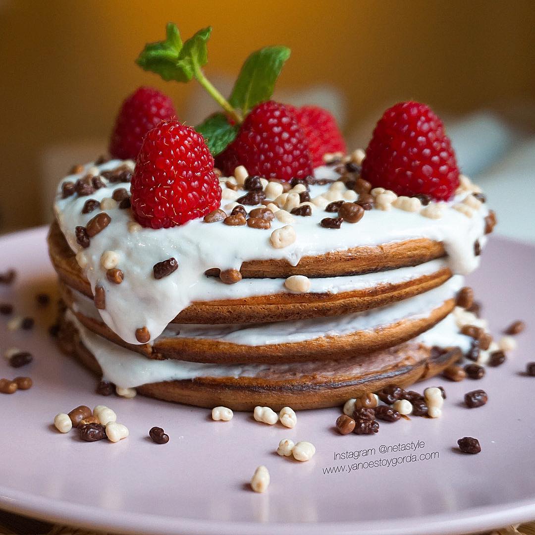 esponjosas tortitas de avena y frambuesas