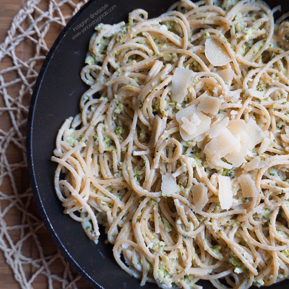 espaguetis con brócoli y crema de queso