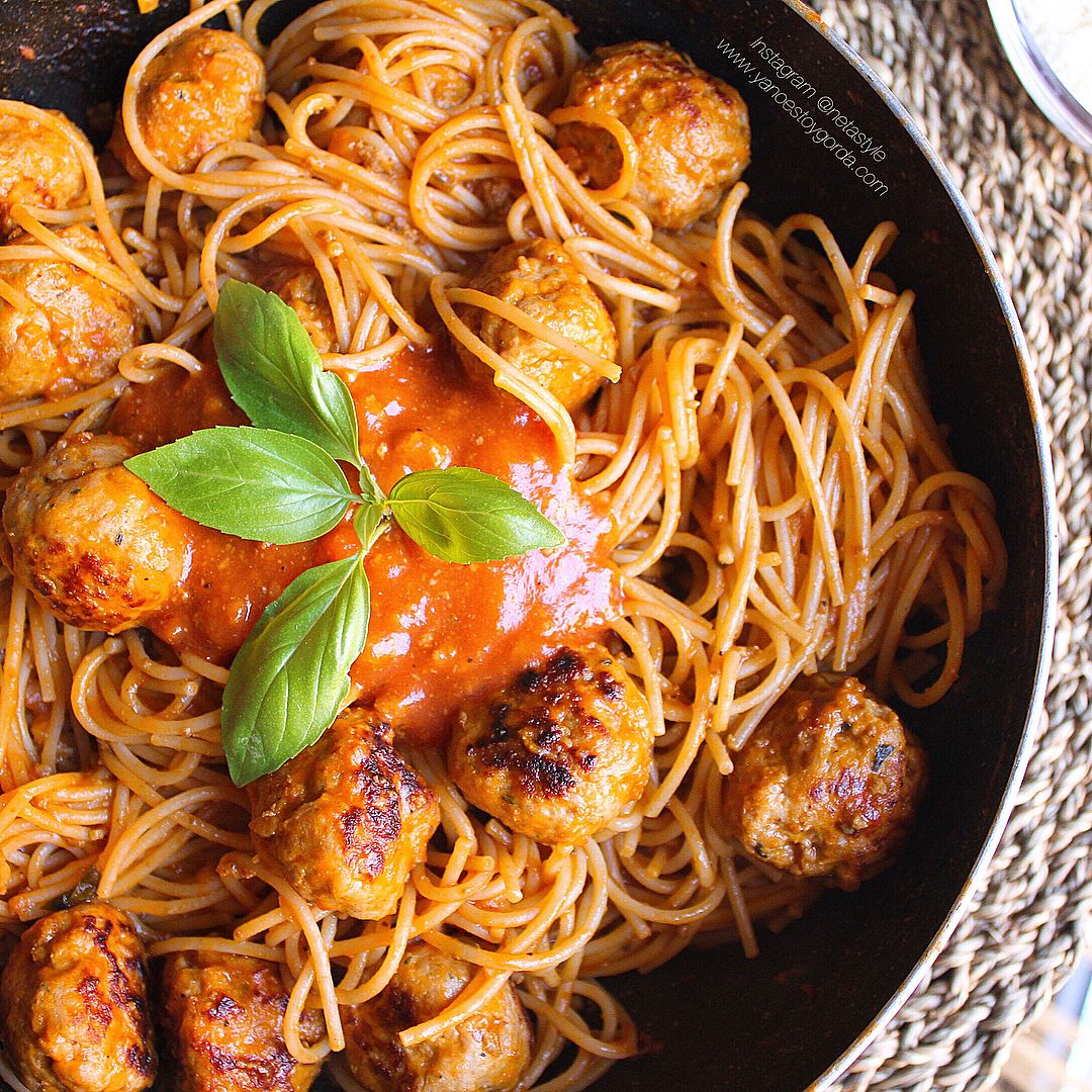 espaguetis proteicos con albóndigas