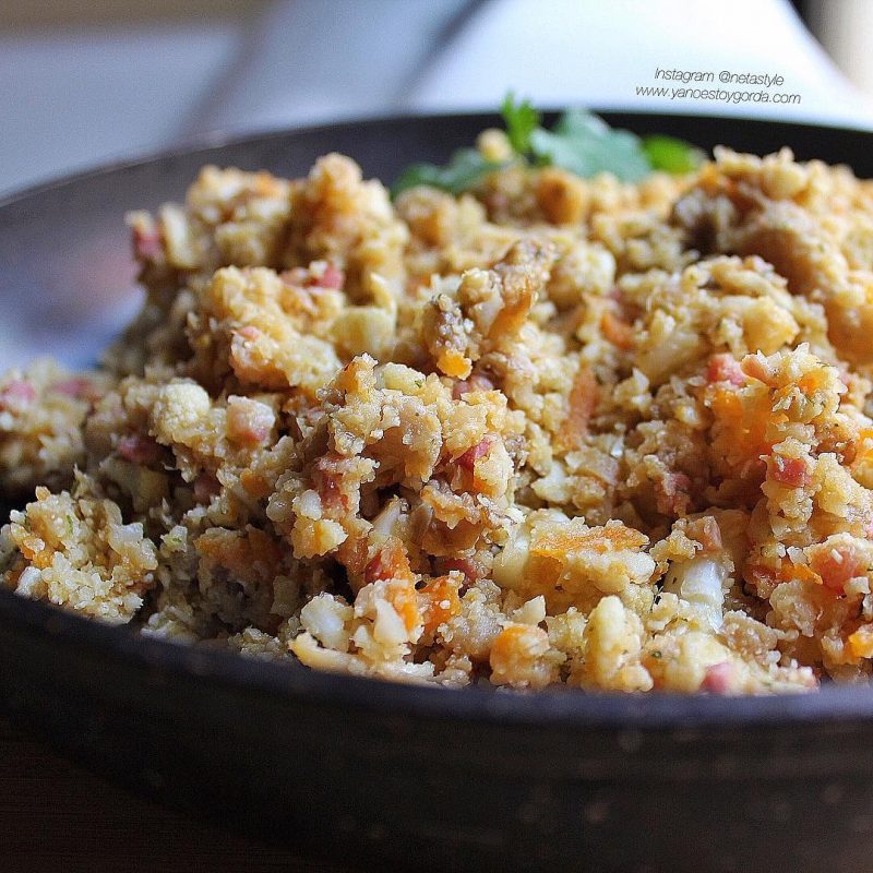 Falso arroz de coliflor con setas, zanahorias y jamón