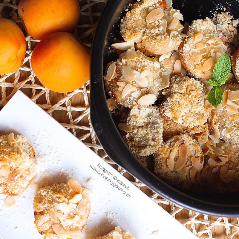 Albaricoques al horno con almendras