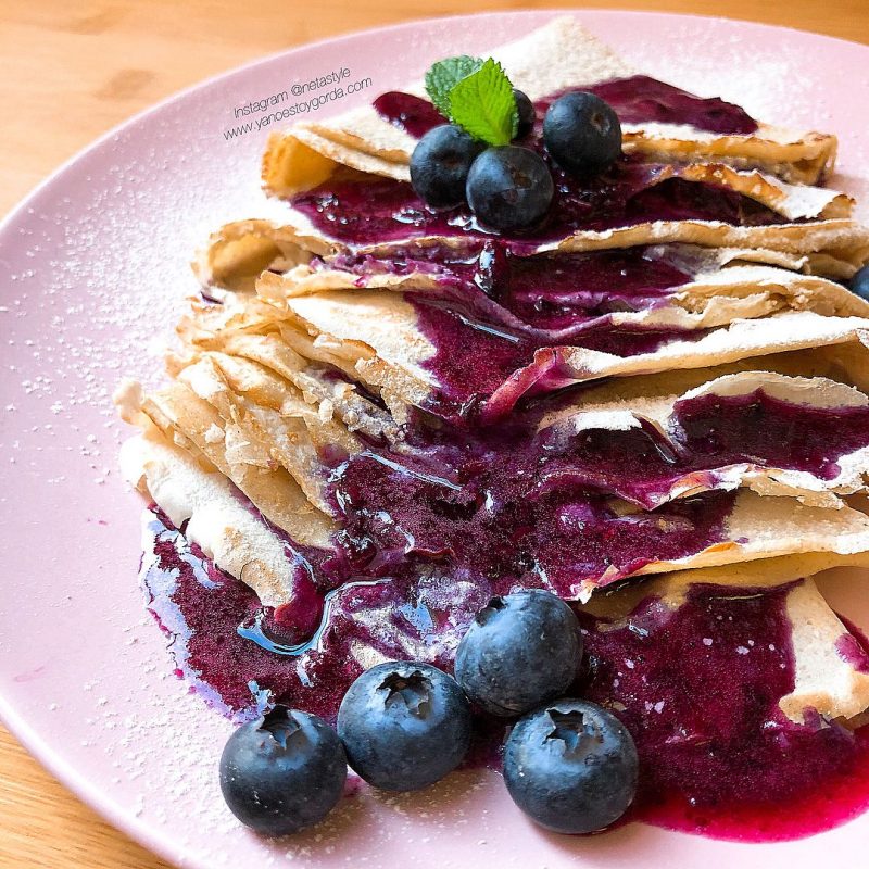 Crepes de avena integral con mermelada casera de arándanos