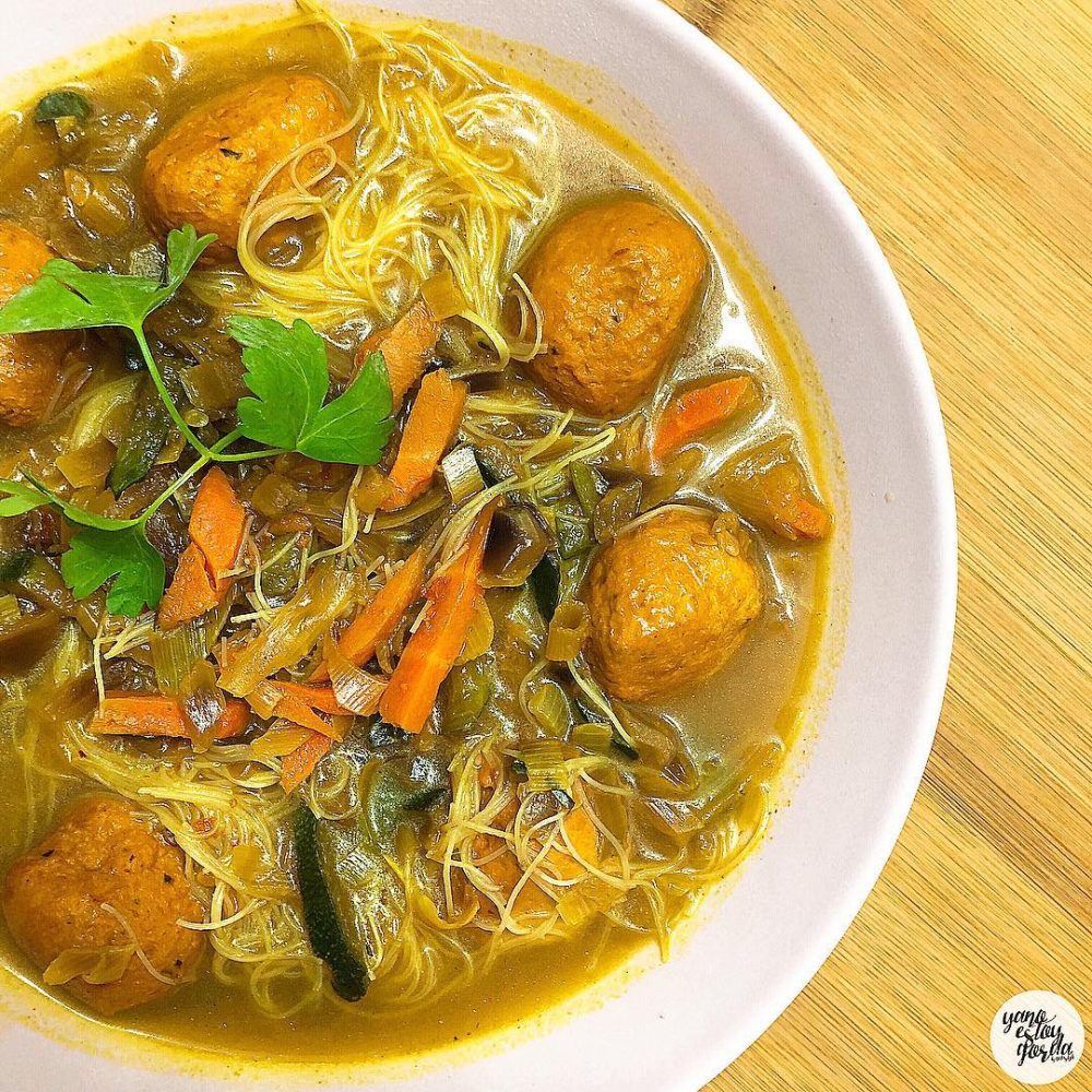 Fideos de arroz al curry picante con verduritas y albóndigas