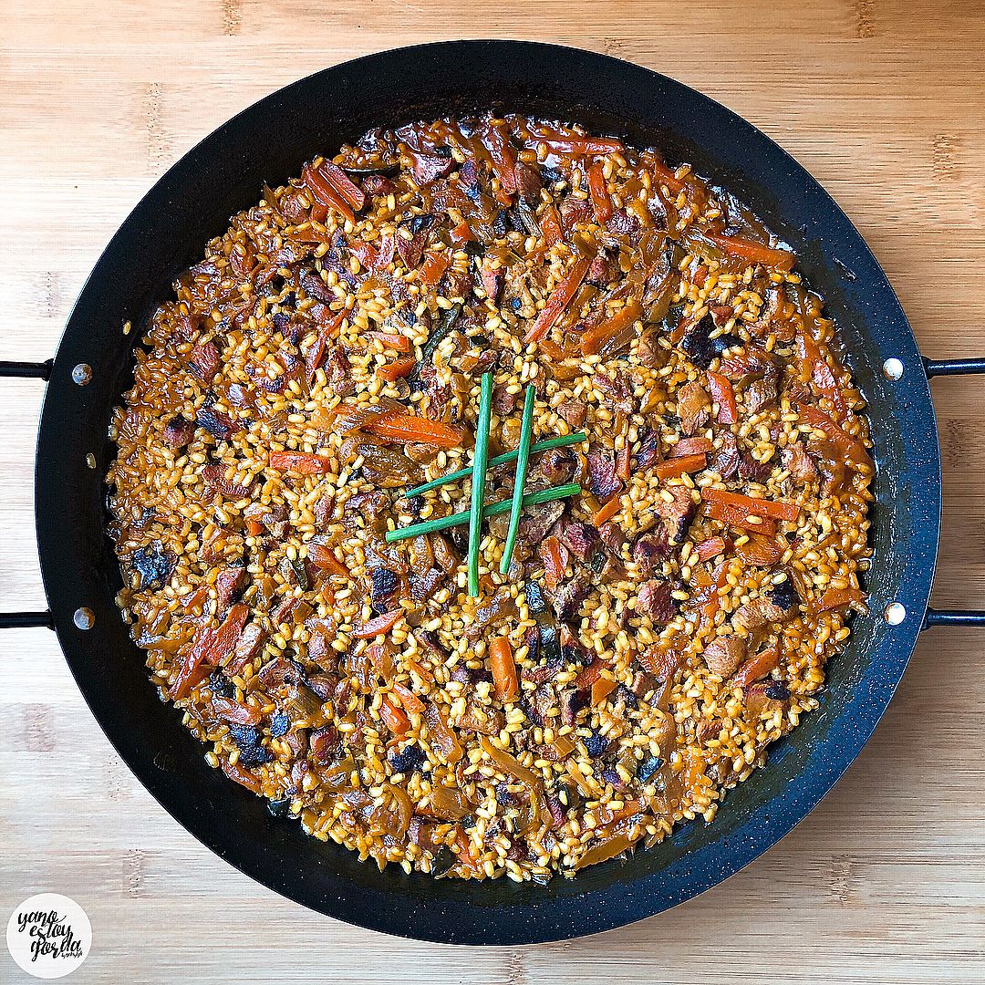 arroz integral con pavo al ajillo y verduras con cúrcuma