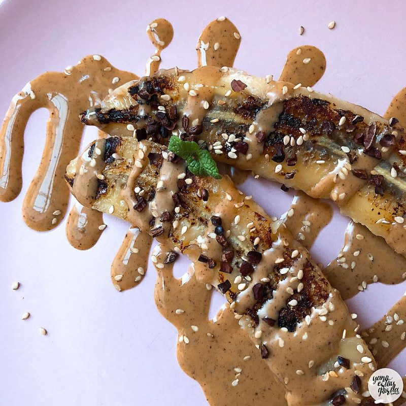 Plátano con crema de almendras