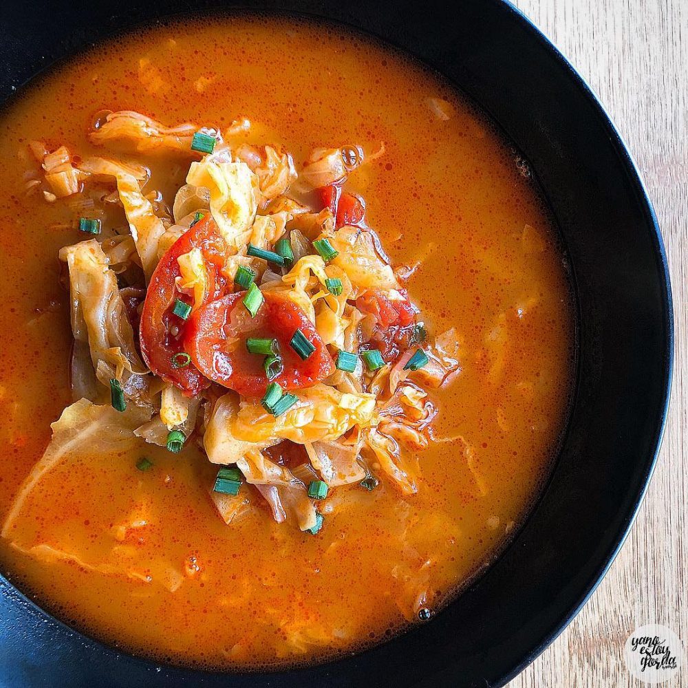 Sopa de tomate y col