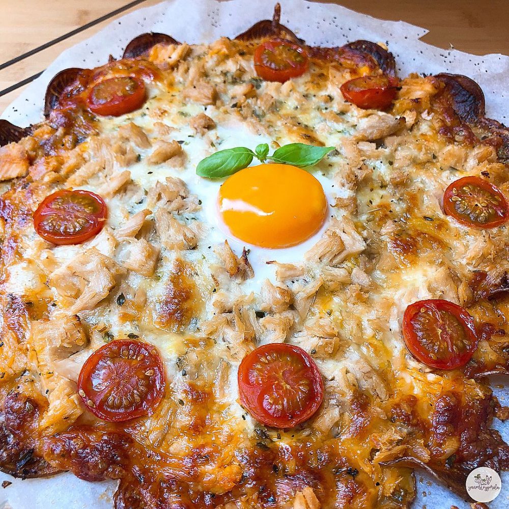 PIZZA CON BASE DE PATATA CON BONITO Y HUEVO