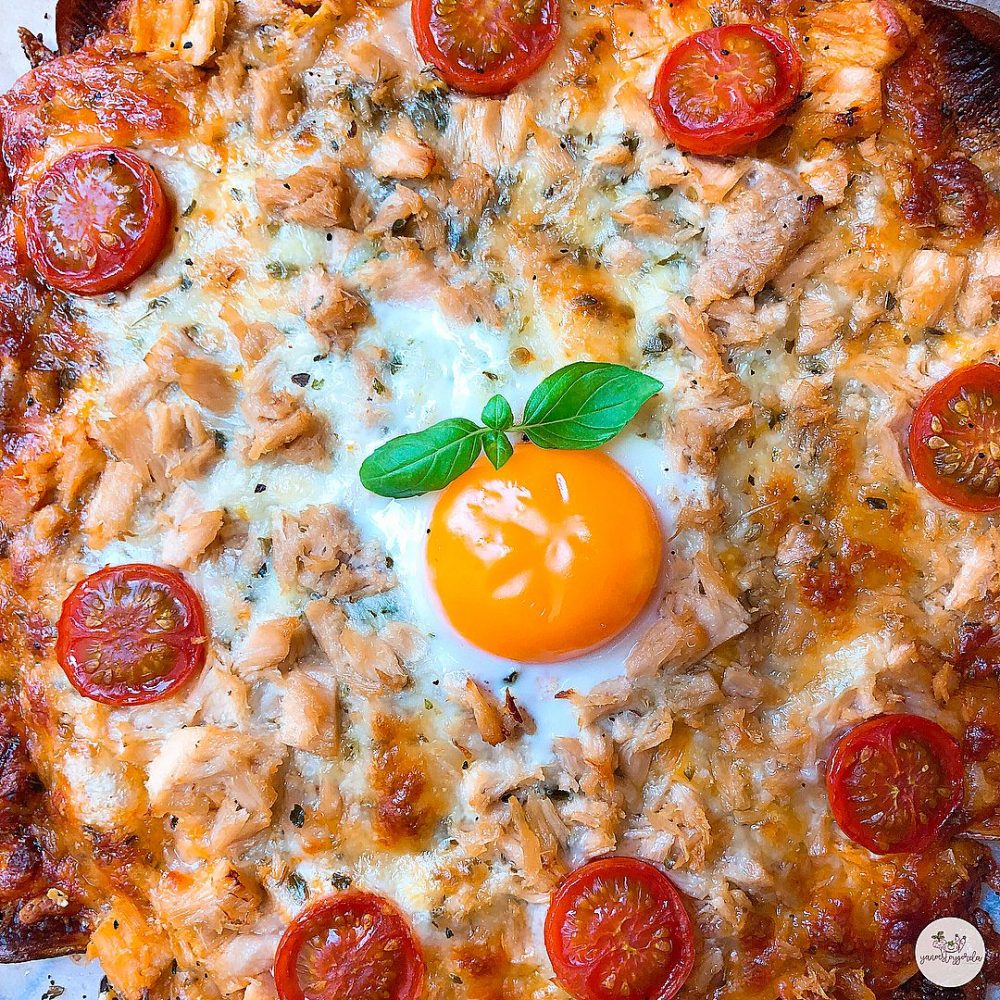 PIZZA CON BASE DE PATATA CON BONITO Y HUEVO