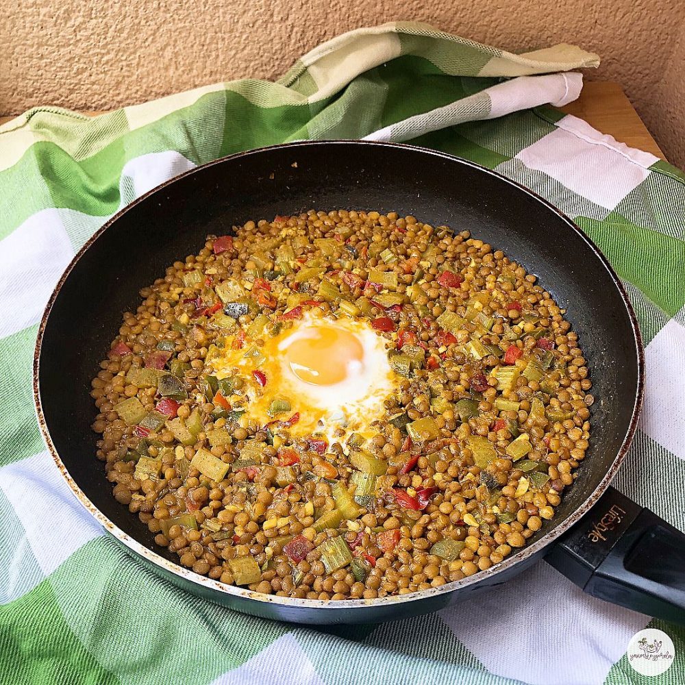 Lentejas al curry con huevo