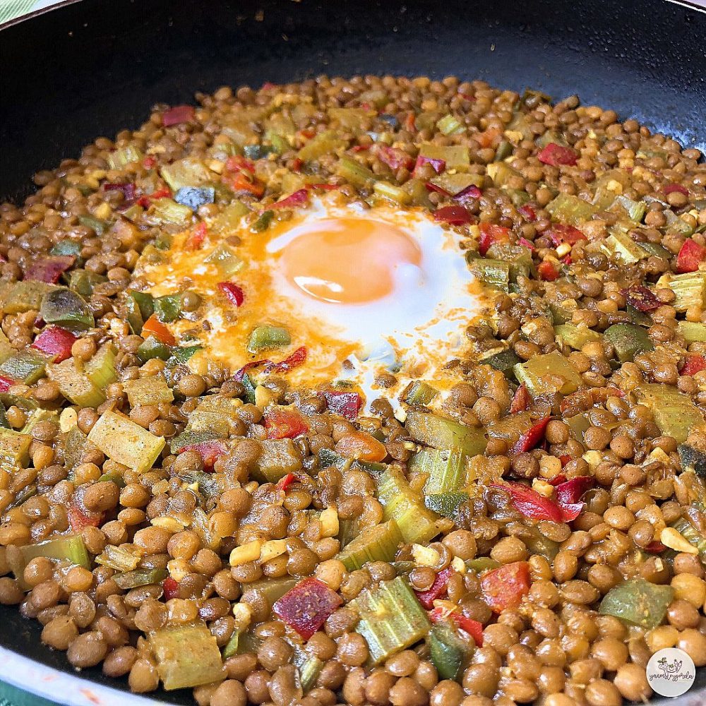 Lentejas al curry con huevo
