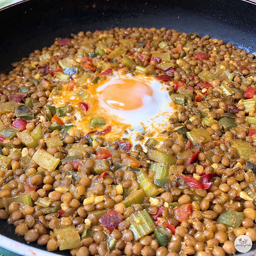 lentejas al curry con huevo