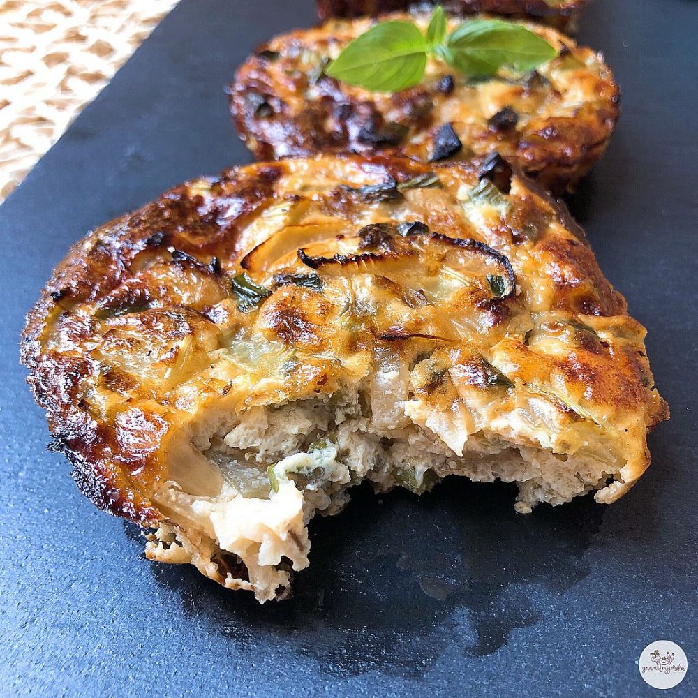 Tartaletas de apio y espárragos con queso