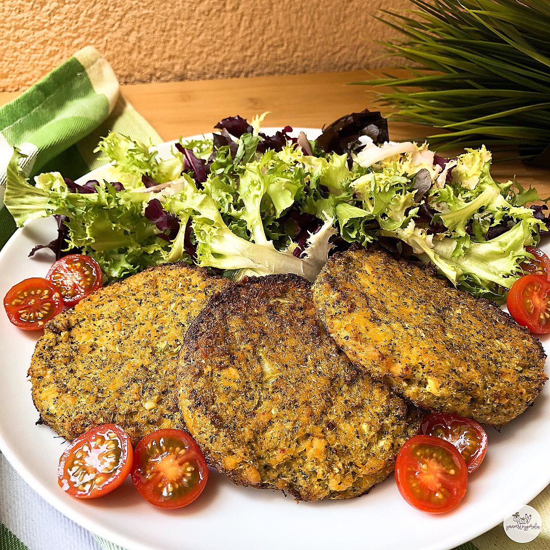 hamburguesas de brócoli y salmón al curry