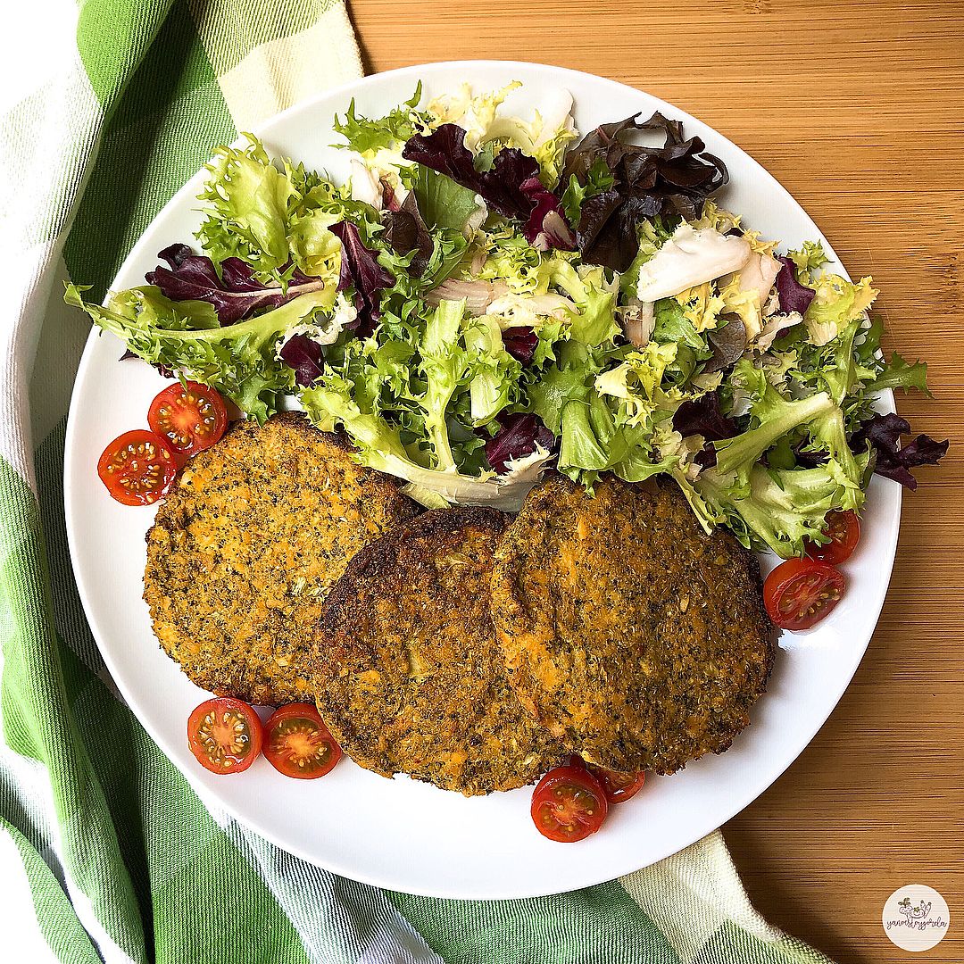 hamburguesas de brócoli y salmón al curry