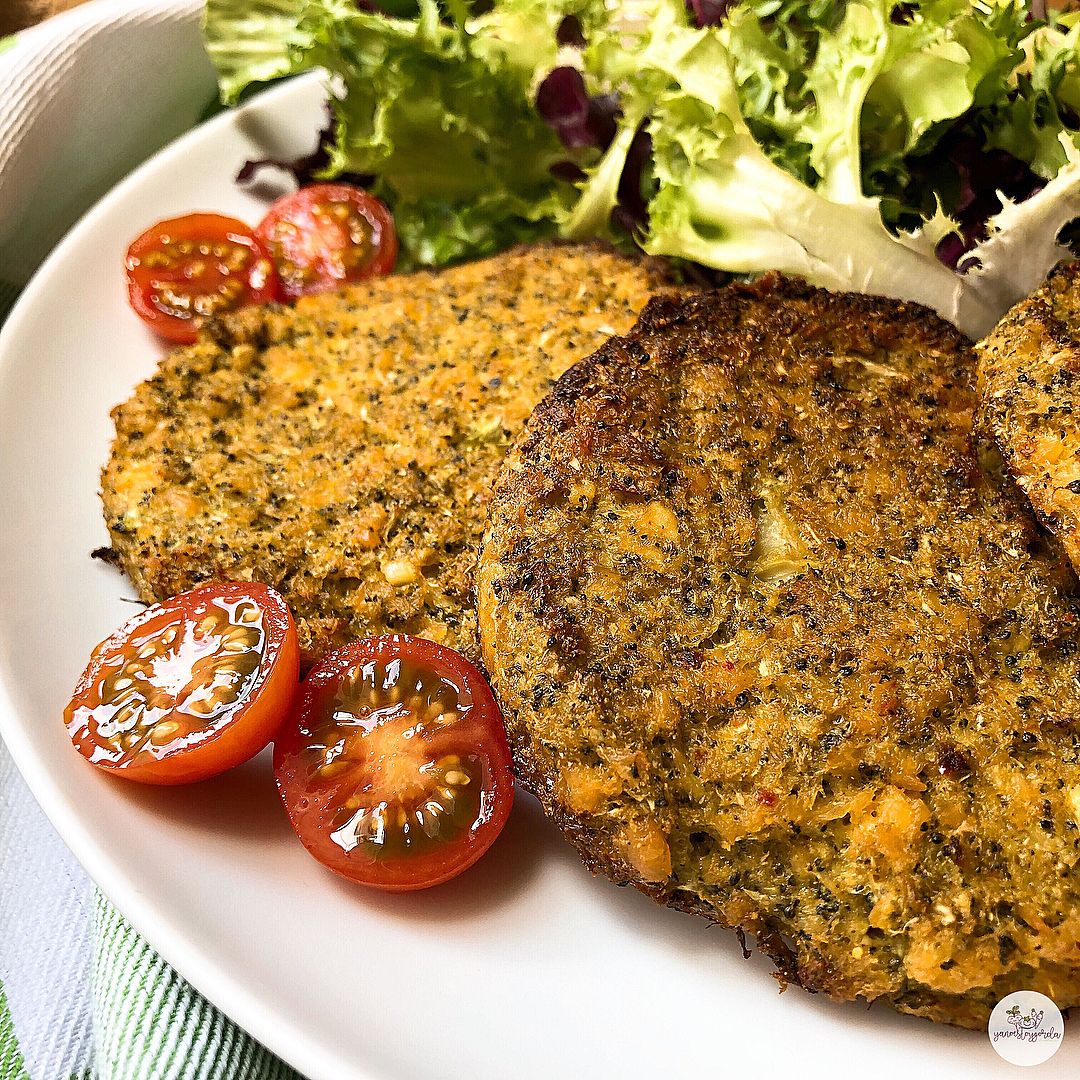 hamburguesas de brócoli y salmón al curry