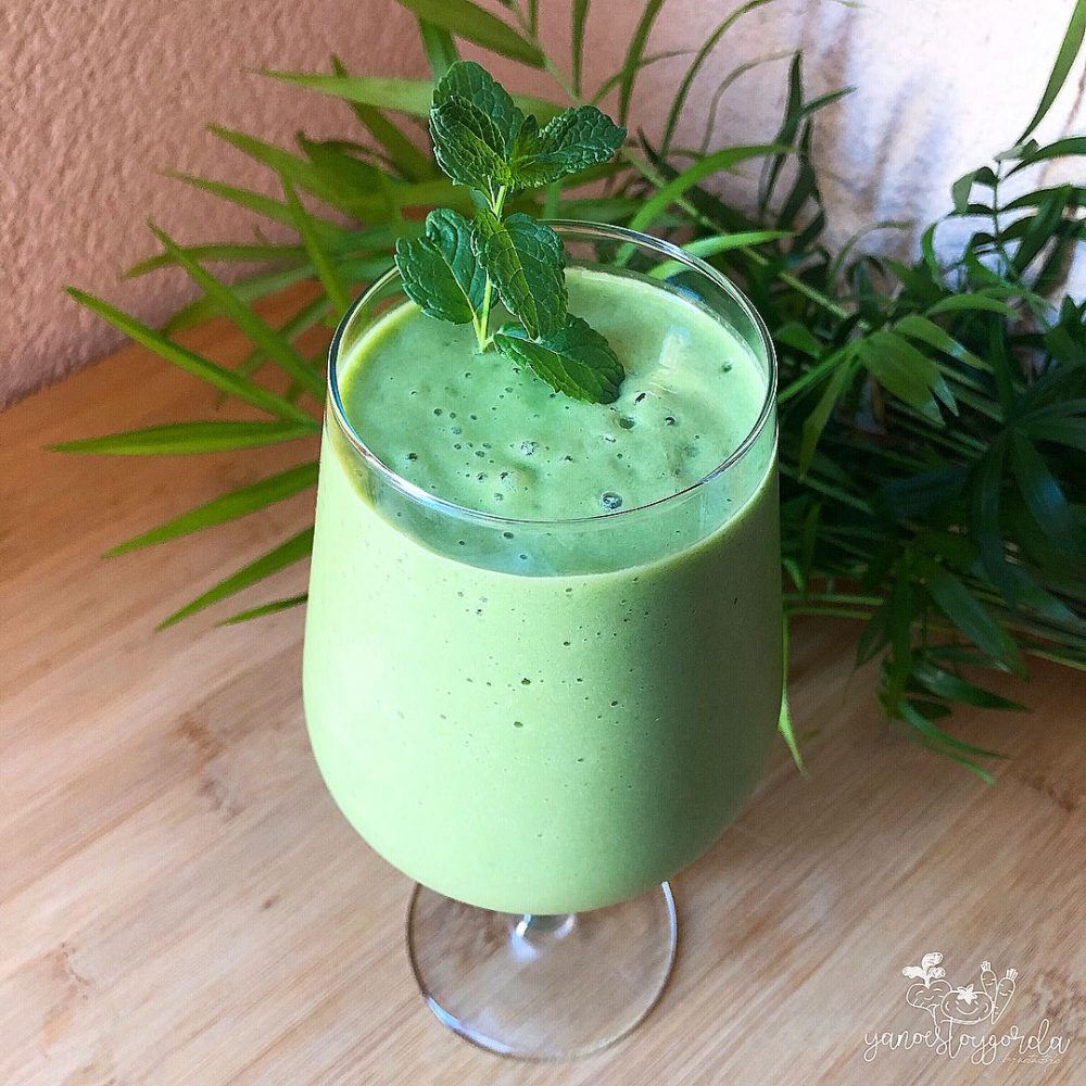 Smoothie de espinacas y aguacate