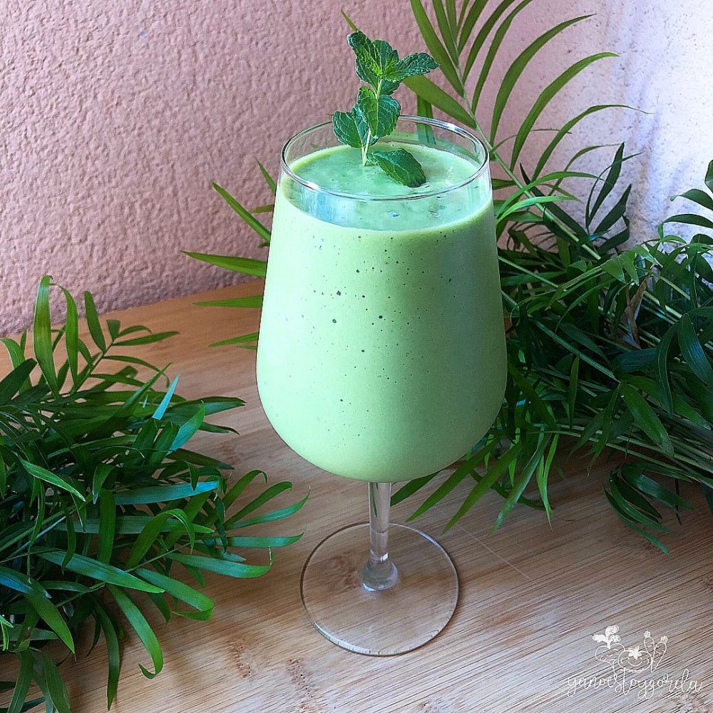 Smoothie de espinacas y aguacate