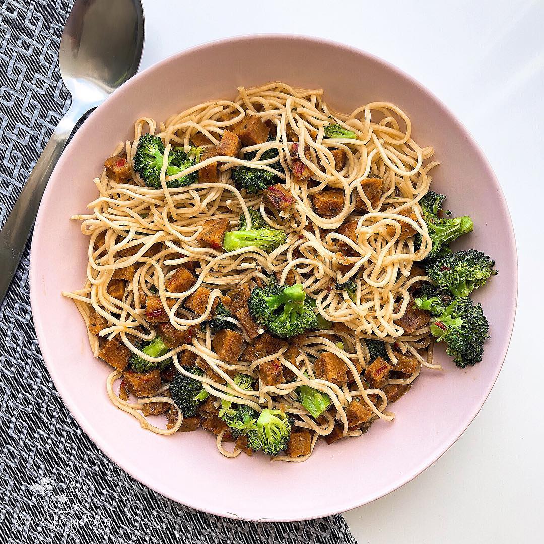 noodles de arroz con rulo vegetal y brócoli