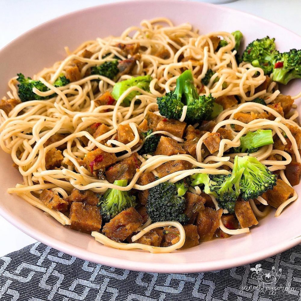 Noodles de arroz con rulo vegetal y brócoli