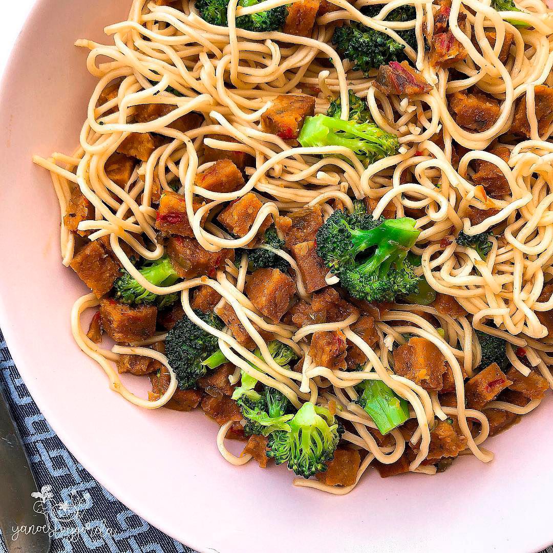 Noodles de arroz con rulo vegetal y brócoli