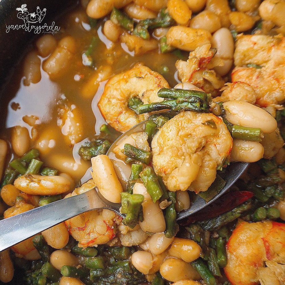 Judías blancas con trigueros y gambones