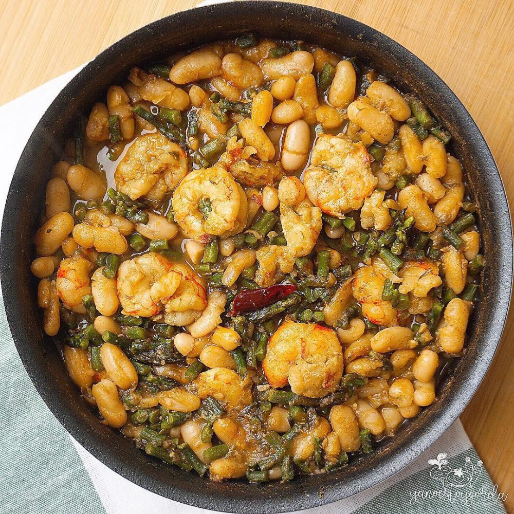 Judías blancas con trigueros y gambones