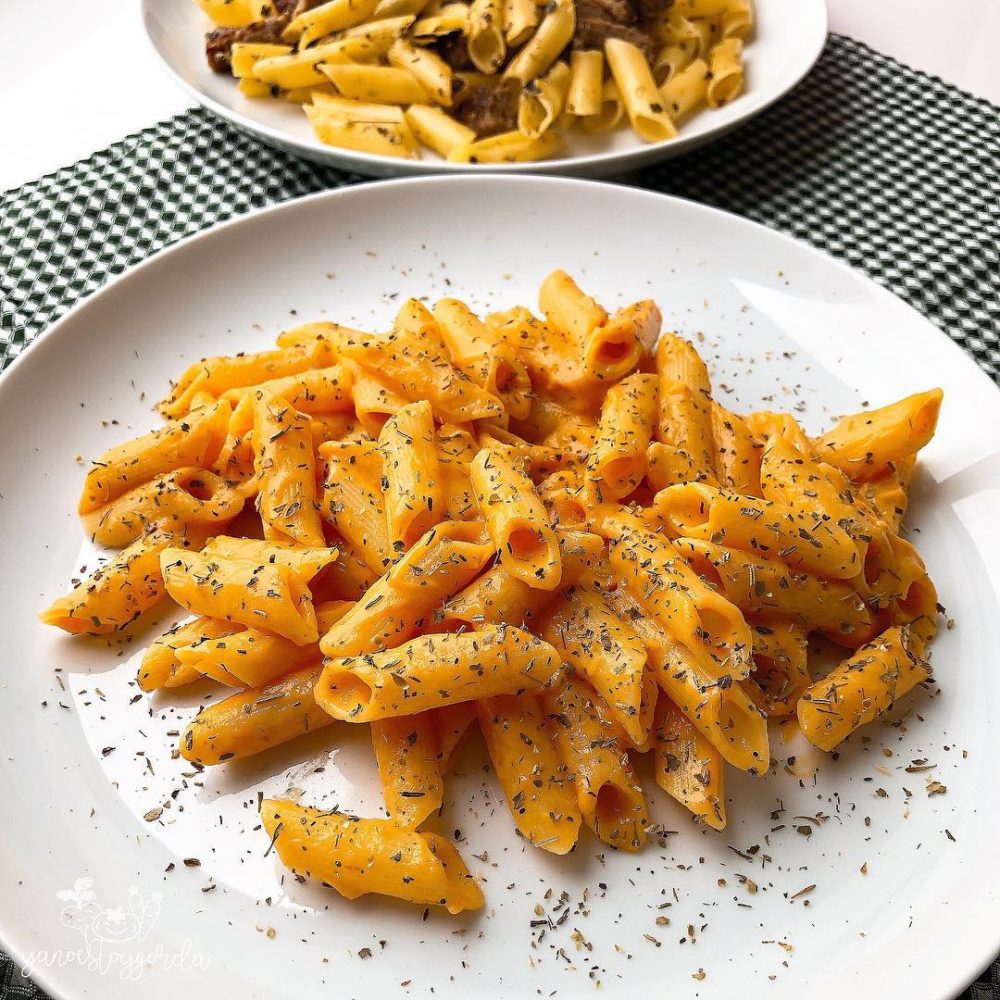 Pasta con crema de zanahorias asadas