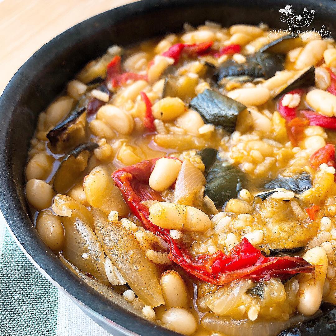 Judías con arroz y verduras asadas