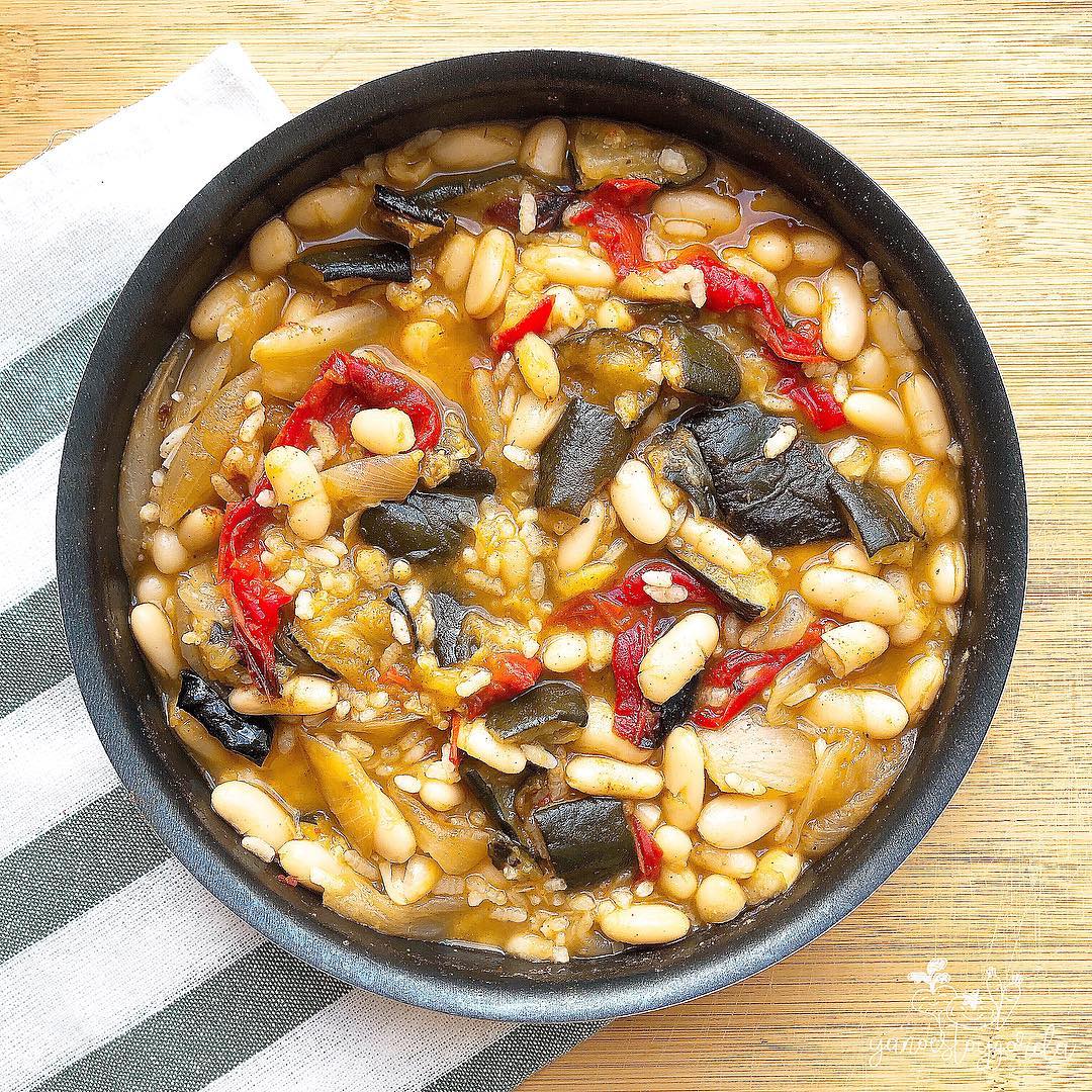 judías con arroz y verduras asadas