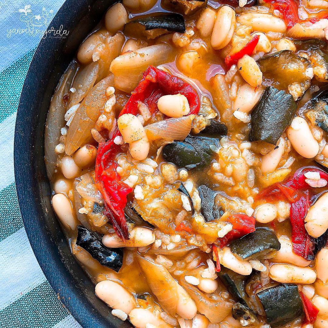 judías con arroz y verduras asadas