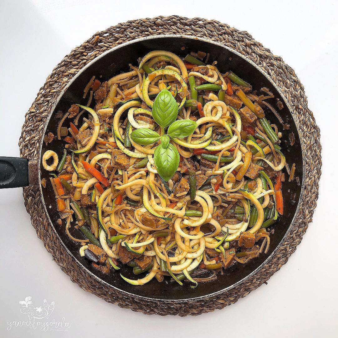 espaguetis con verduras y rulo vegetal