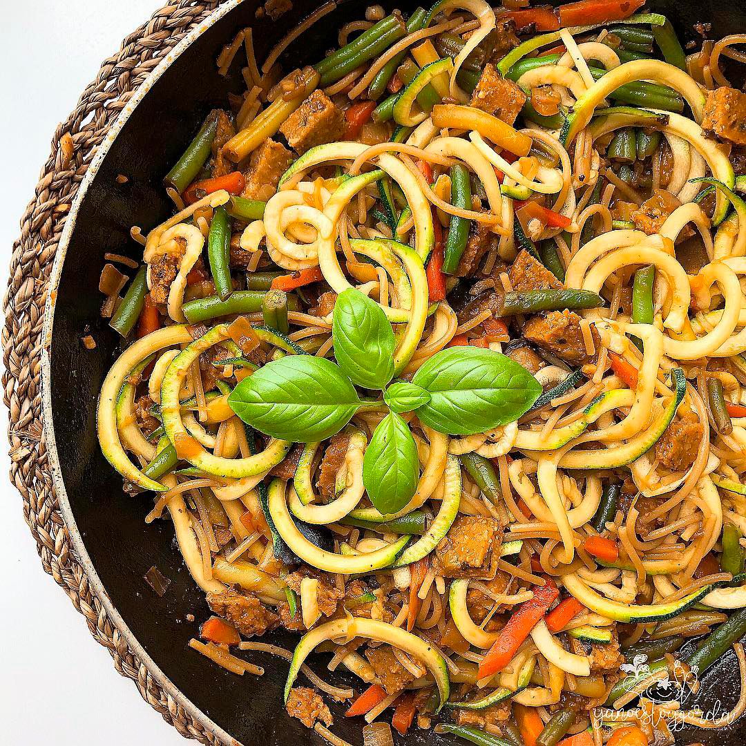 espaguetis con verduras y rulo vegetal
