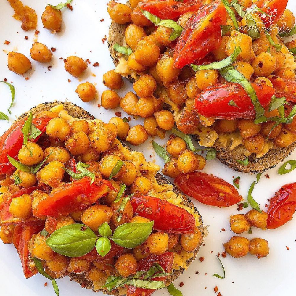 Tostadas con garbanzos al pimentón