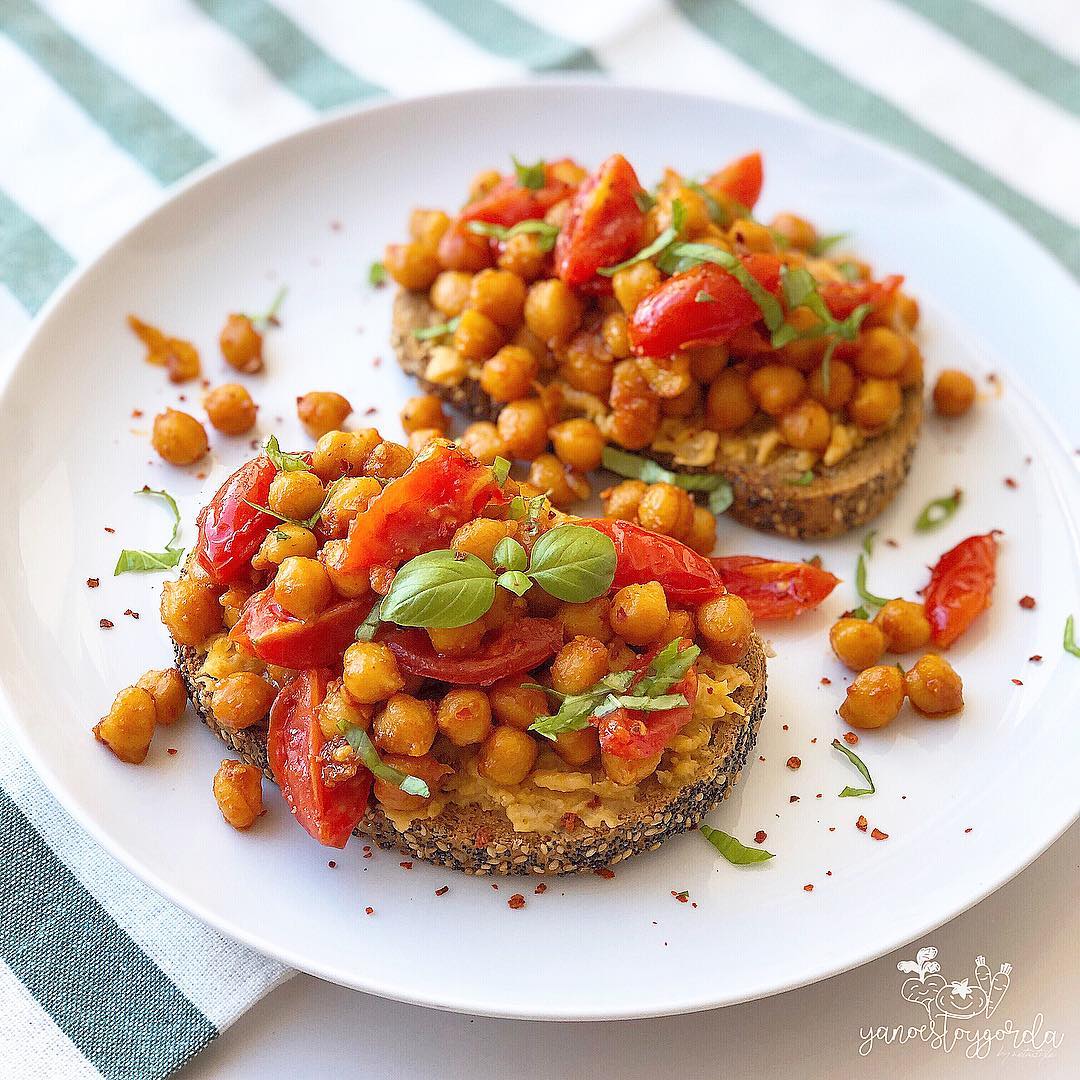 Tostadas con garbanzos al pimentón